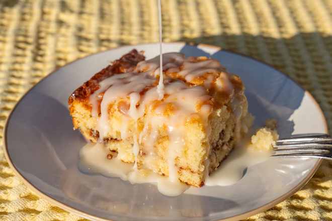 I Tried the Reddit-Famous “Big Mama Cinnamon Roll Poke Cake”