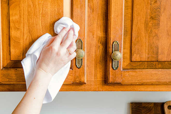 This One-Minute Trick for Sparkling Kitchen Cabinets Is Hiding Inside of Them (It’s So Easy!)