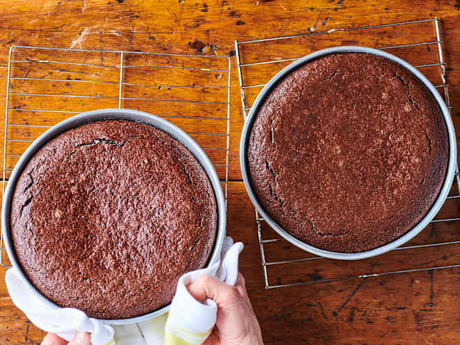 I Don’t Frost My Cakes, I Rely on This Brilliant 2-Ingredient Trick Instead