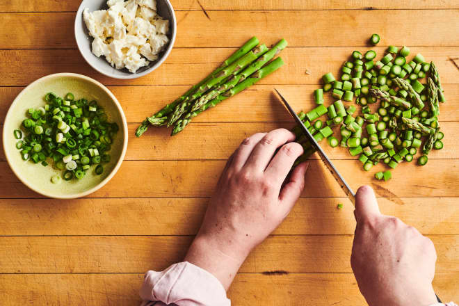 This Compact Knife Set Will Actually Look Nice on Your Countertop