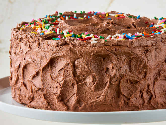 This Ingenious Cake Cutting Hack Makes Serving Slices 1,000x Easier