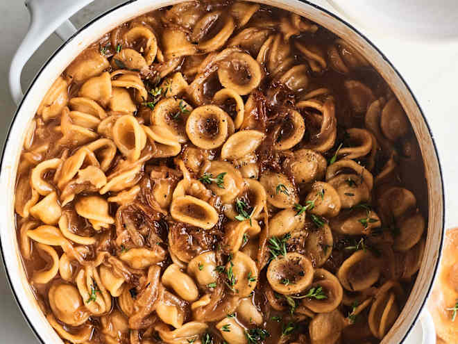 This Cheesy One-Pot Pasta Tastes Just Like French Onion Soup