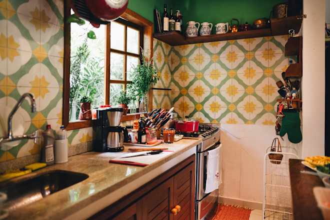 3 Kitchen Wallpaper Trends on Their Way Out in 2025 (and 4 Replacing Them)