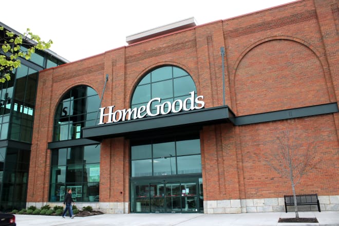 These "Bow Plates" at HomeGoods Are So Gorgeous, You’ll Want 2 Sets