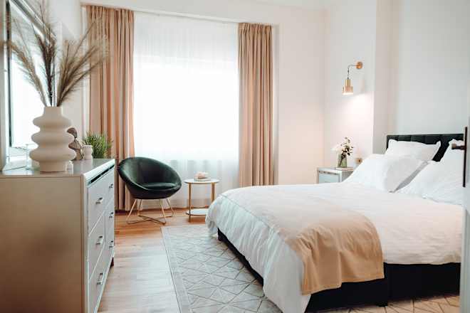 Designers Cringe When They See These 6 Things in a Bedroom