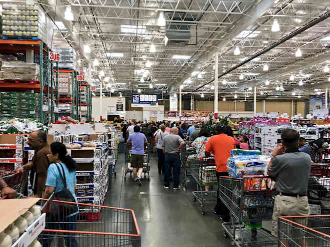We Asked 3 Grocery Employees Across the Country the Worst Time to Shop, and It’s Not When You Think