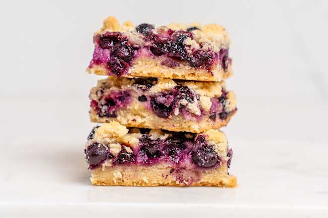 Trisha Yearwood’s Famous Blueberry Crumb Bars Are So Good, I’m Making Them on Repeat This Summer