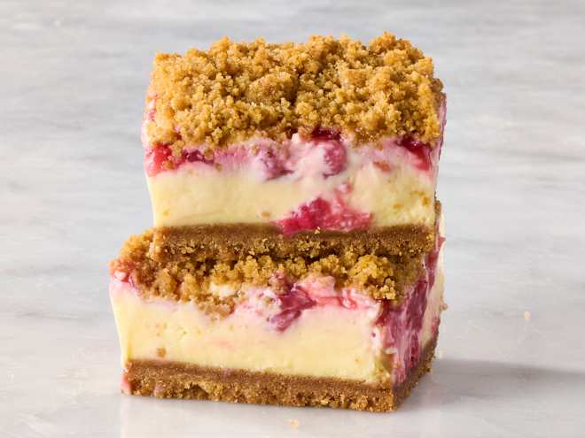Everyone Who Tries My “So Good” Strawberry Cream Cheese Bars Loves Them