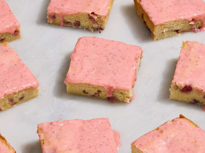 I Could Eat an Entire Pan of These Strawberry Lemon Bars