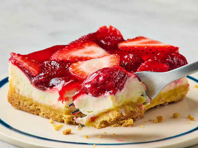 Strawberry Cream Cheese "Dump Cake" Is So Easy, You'll Make It Every Weekend
