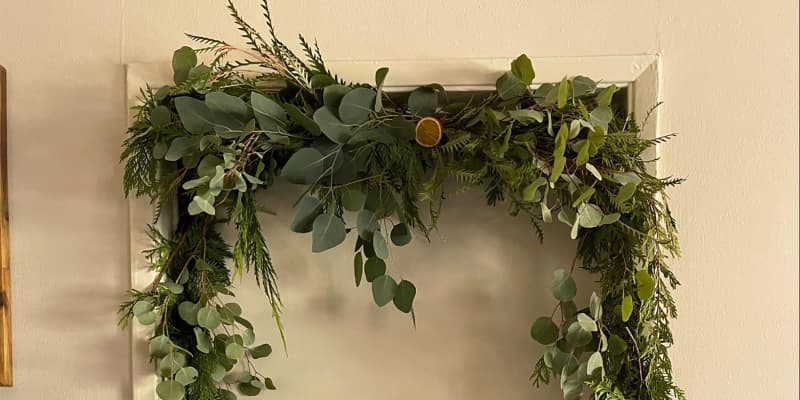 https://cdn.apartmenttherapy.info/image/upload/f_auto,q_auto:eco,c_fill,g_auto,w_800,h_400/at%2Fstyle%2F2023-12%2Ftiktok-viral-curtain-rod-holiday-garland-diy%2Ftiktok-viral-curtain-rod-holiday-garland-diy-horizontal-2