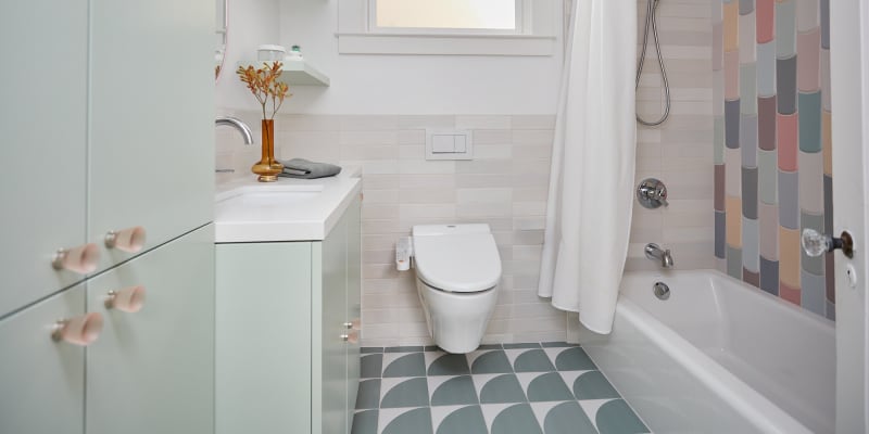 Small shop bath seat
