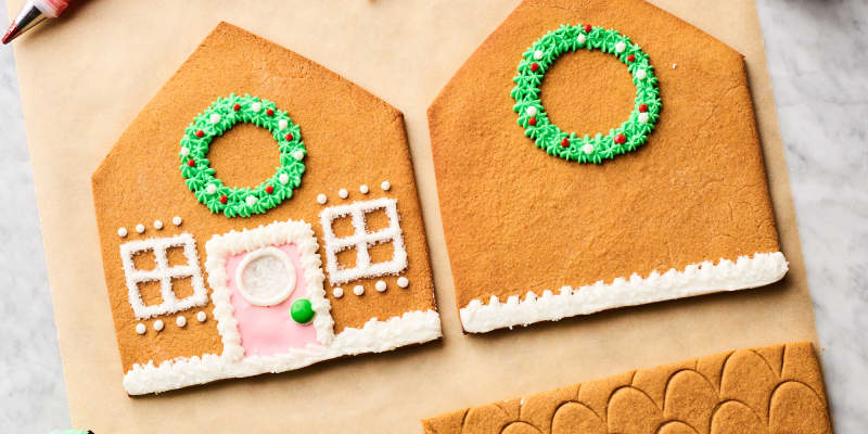https://cdn.apartmenttherapy.info/image/upload/f_auto,q_auto:eco,c_fill,g_auto,w_800,h_400/k%2FPhoto%2FRecipes%2F2019-12-HT-Easiest-Gingerbread-House%2FHT-Easiest-Gingerbread-House_068