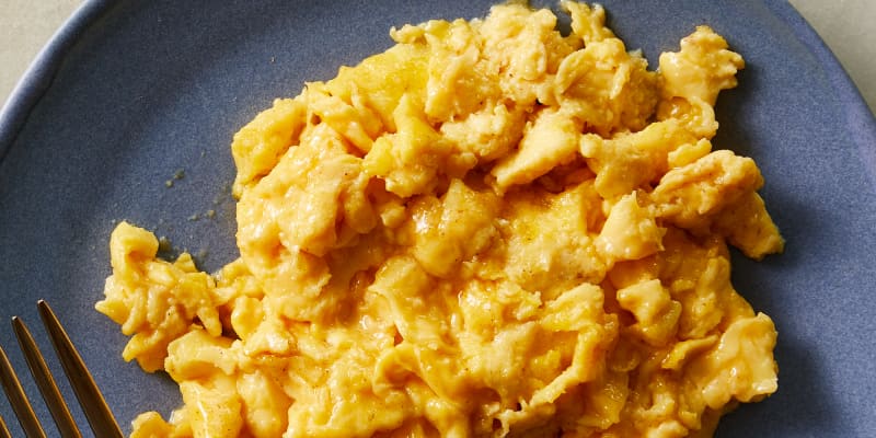 https://cdn.apartmenttherapy.info/image/upload/f_auto,q_auto:eco,c_fill,g_auto,w_800,h_400/k%2FPhoto%2FRecipes%2F2022-09-brown-butter-sscrambled-eggs%2FBrown_Butter_Scrambled_Eggs_053