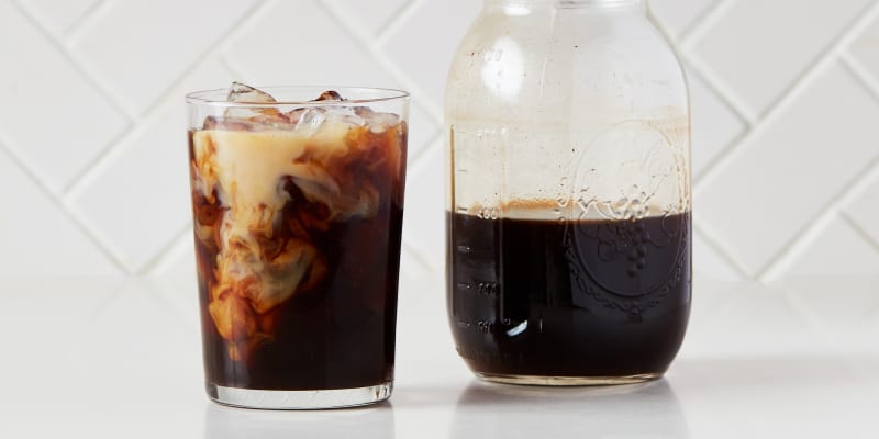 https://cdn.apartmenttherapy.info/image/upload/f_auto,q_auto:eco,c_fill,g_auto,w_800,h_400/k%2FPhoto%2FSeries%2F2020-08-skills-showdown-iced-coffee%2Fhorizontal%20methods%2F2020_skills_icedcoffee_method1_292