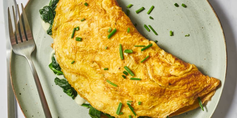 https://cdn.apartmenttherapy.info/image/upload/f_auto,q_auto:eco,c_fill,g_auto,w_800,h_400/k%2FPhoto%2FSeries%2F2022-07-How-To-Make-an-Omelet-Step-by-Step%2F2022_July_K_EDR_OMELET_31904