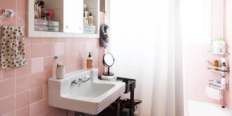 20 Towel Storage Ideas for Small Bathrooms (With Photos)