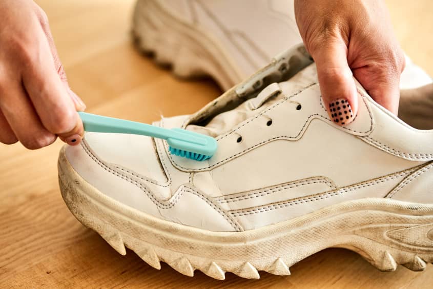 how to get tar off shoes