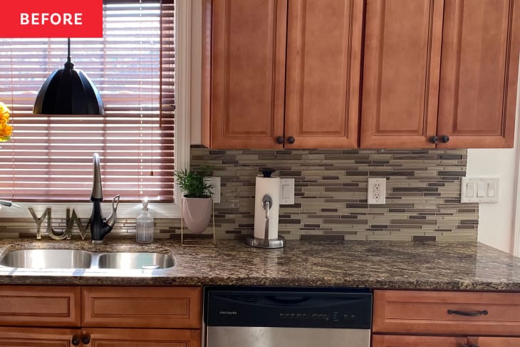 Tiled backsplash in kitchen before remodel.