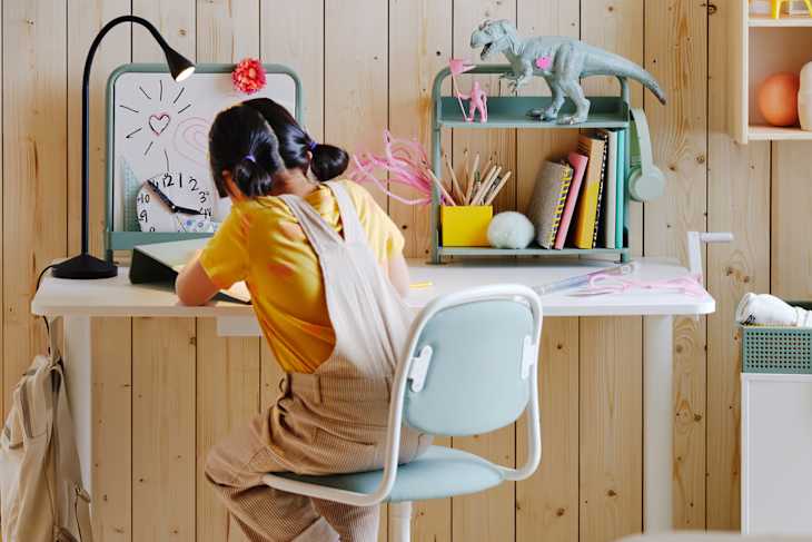 Child sitting at the Kids' Relatera sitting/standing desk