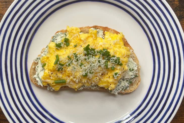 Scrambled eggs on toast garnished with chives.