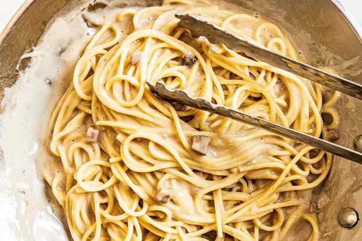 Cream of mushroom pasta sauce .