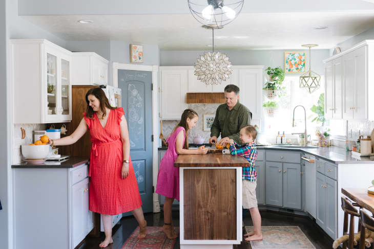 Laurel Harry and family it kitchen.