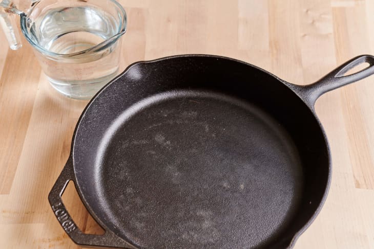 Cleaning cast 2025 iron skillet