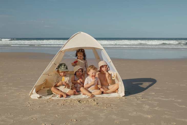 5 kids in a popup Lozi & Gabe tent on the beach