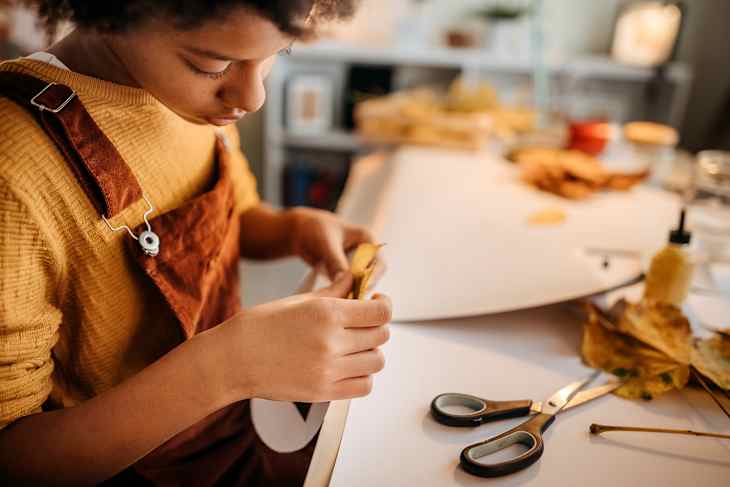 Girl makes something out of leaves