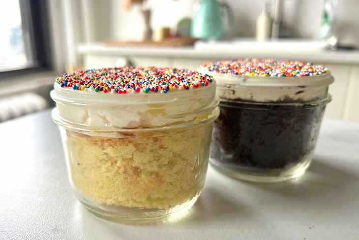 Dot cakes in jars