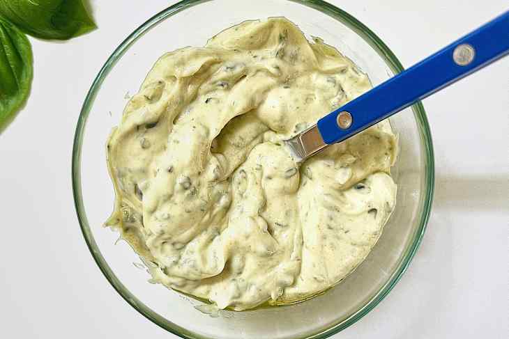 Bowl of pesto mayo.