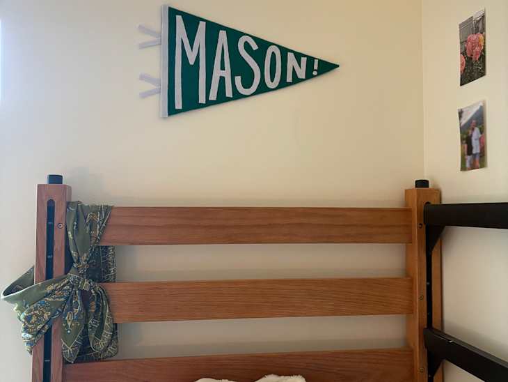 Tour of Mason's dorm room.