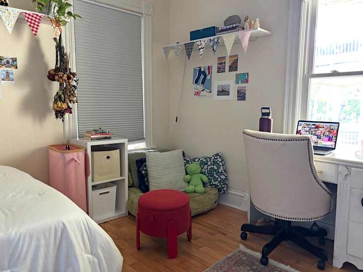 Dorm room with red IKEA FÖRLUNDA Pouf