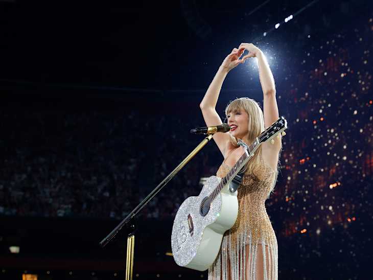 AMSTERDAM, NETHERLANDS - JULY 05: (EDITORIAL USE ONLY. NO STANDALONE PUBLICATION USE (NO SPECIAL INTEREST OR SINGLE ARTIST PUBLICATION USE; NO BOOK USE)) Taylor Swift performs onstage during  "Taylor Swift