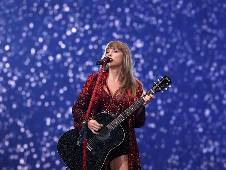 AMSTERDAM, NETHERLANDS - JULY 05: (EDITORIAL USE ONLY. NO STANDALONE PUBLICATION USE (NO SPECIAL INTEREST OR SINGLE ARTIST PUBLICATION USE; NO BOOK USE)) Taylor Swift performs onstage during  "Taylor Swift