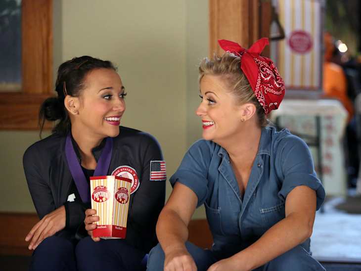 PARKS AND RECREATION, l-r: Rashida Jones, Amy Poehler in 'Halloween Surprise' (Season 5, Episode 5, aired October 25, 2012), 2009-, ph: Danny Feld/©NBC/courtesy Everett Collection
