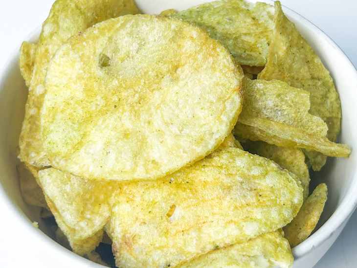 Bowl of pesto potato chips.