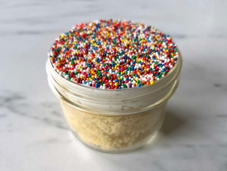 yellow/white Dot cake in jars