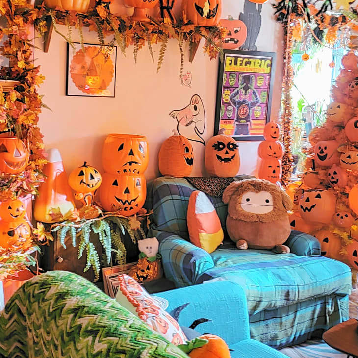 Maximalist Halloween Decorating Ideas and Inspiration | Apartment ...