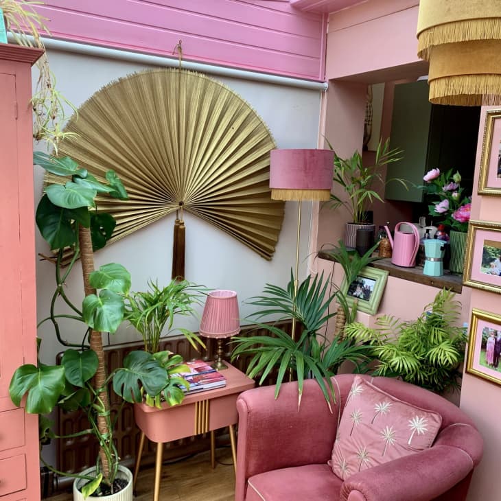 Large golden fan above a pink chair
