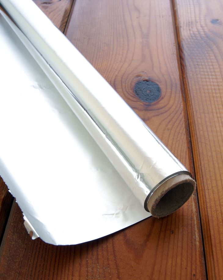 The Easiest Way to Unravel a Roll of Aluminum Foil with a Ragged