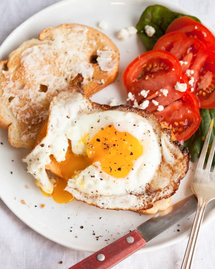 How to Fry an Egg in a Cast Iron Skillet (4-Step Process)