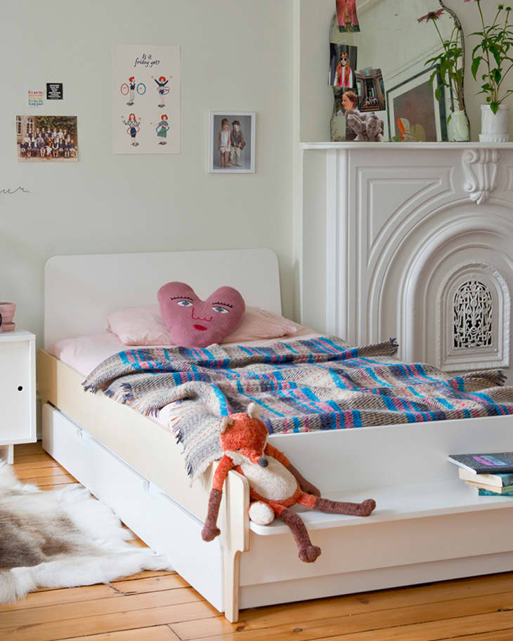 oeuf river trundle bed with stuffed animals and plaid blanket