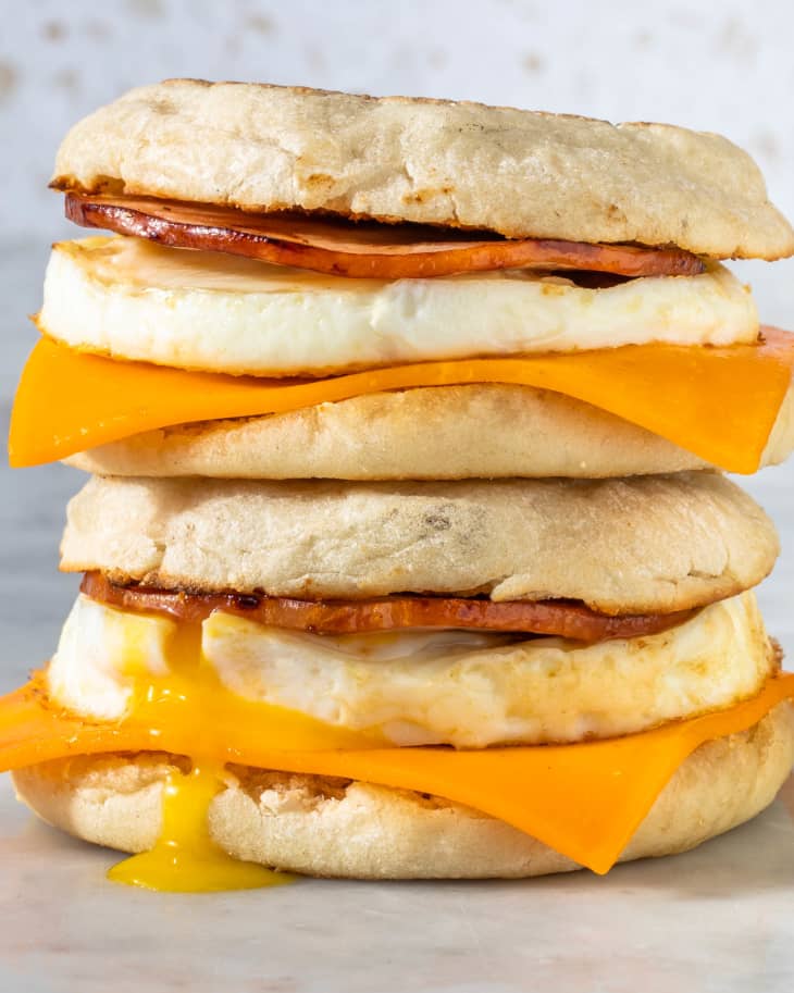 https://cdn.apartmenttherapy.info/image/upload/f_auto,q_auto:eco,c_fill,g_center,w_730,h_913/k%2F2023-04-mcmuffin-copycat%2Fcopycat-egg-mcmuffin-5025-Edit