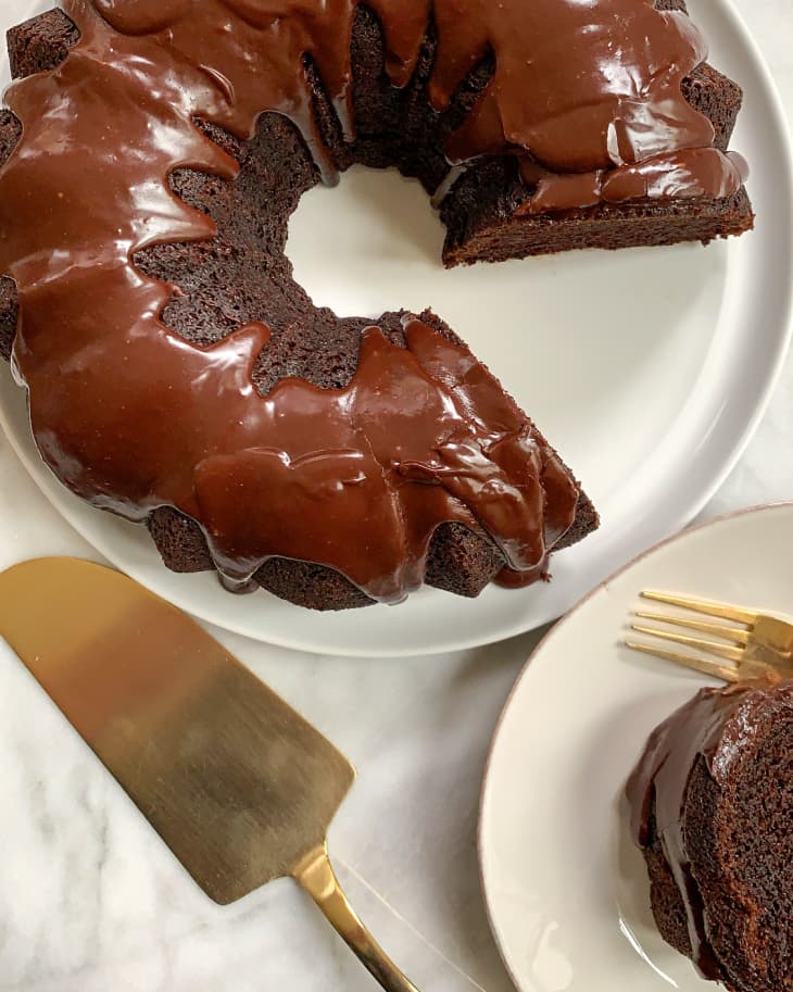 chocolate cake next to a slice on a plate