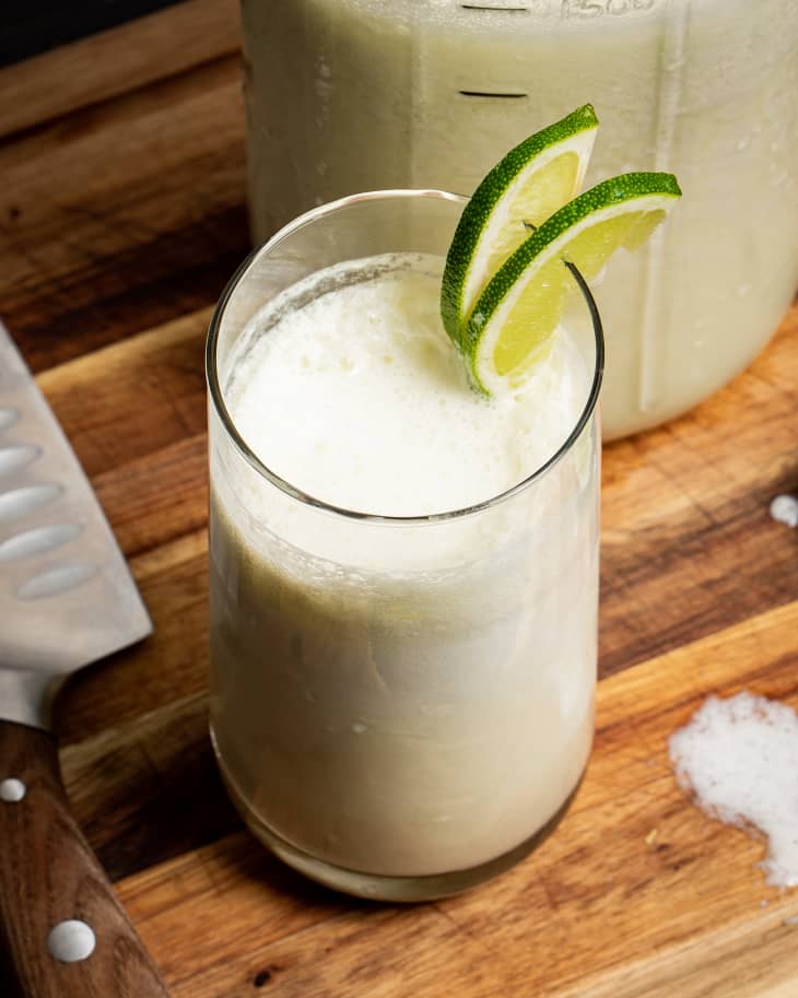 Glass of Brazilian lemonade with lime slices garnish