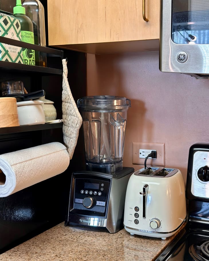 Appliances on a kitchen counter