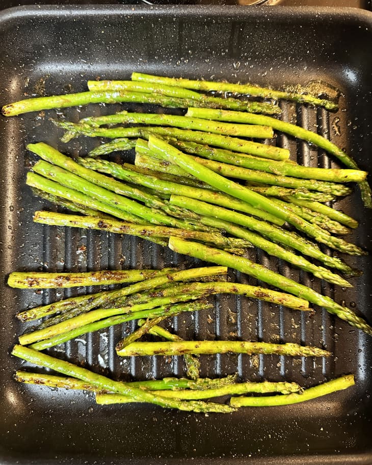 Asparagus grilling on OXO non-stick-grill pan