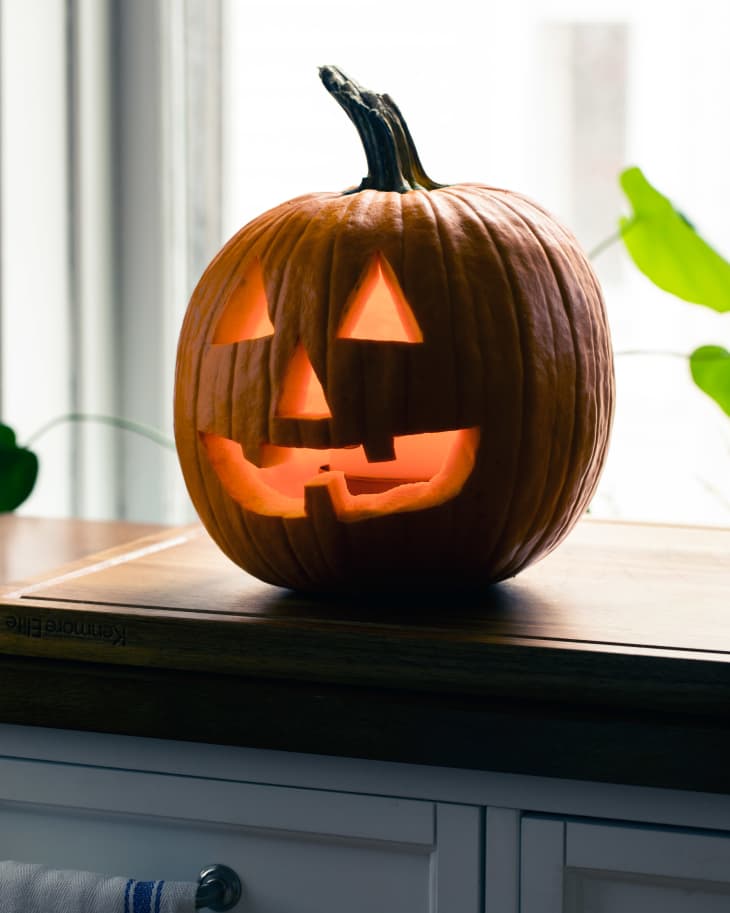 these-brilliant-grandma-tips-makes-carving-pumpkins-so-easy-the-kitchn